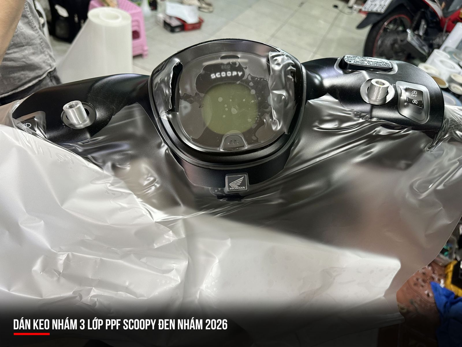 Dán keo nhám 3 lớp PPF Scoopy đen nhám 2026