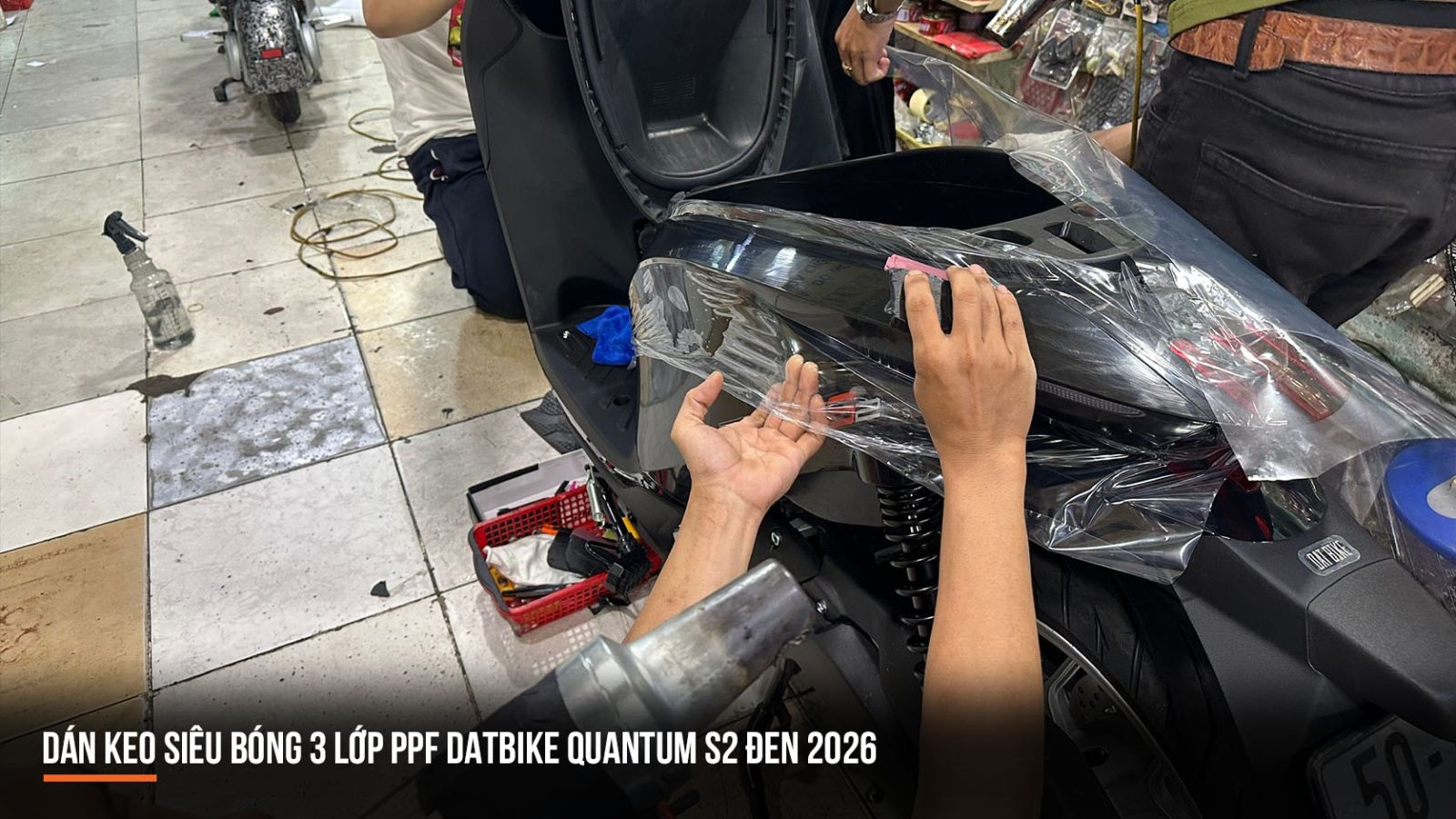 Dán keo siêu bóng 3 lớp PPF xe máy điện DatBike Quantum S2 đen 2026