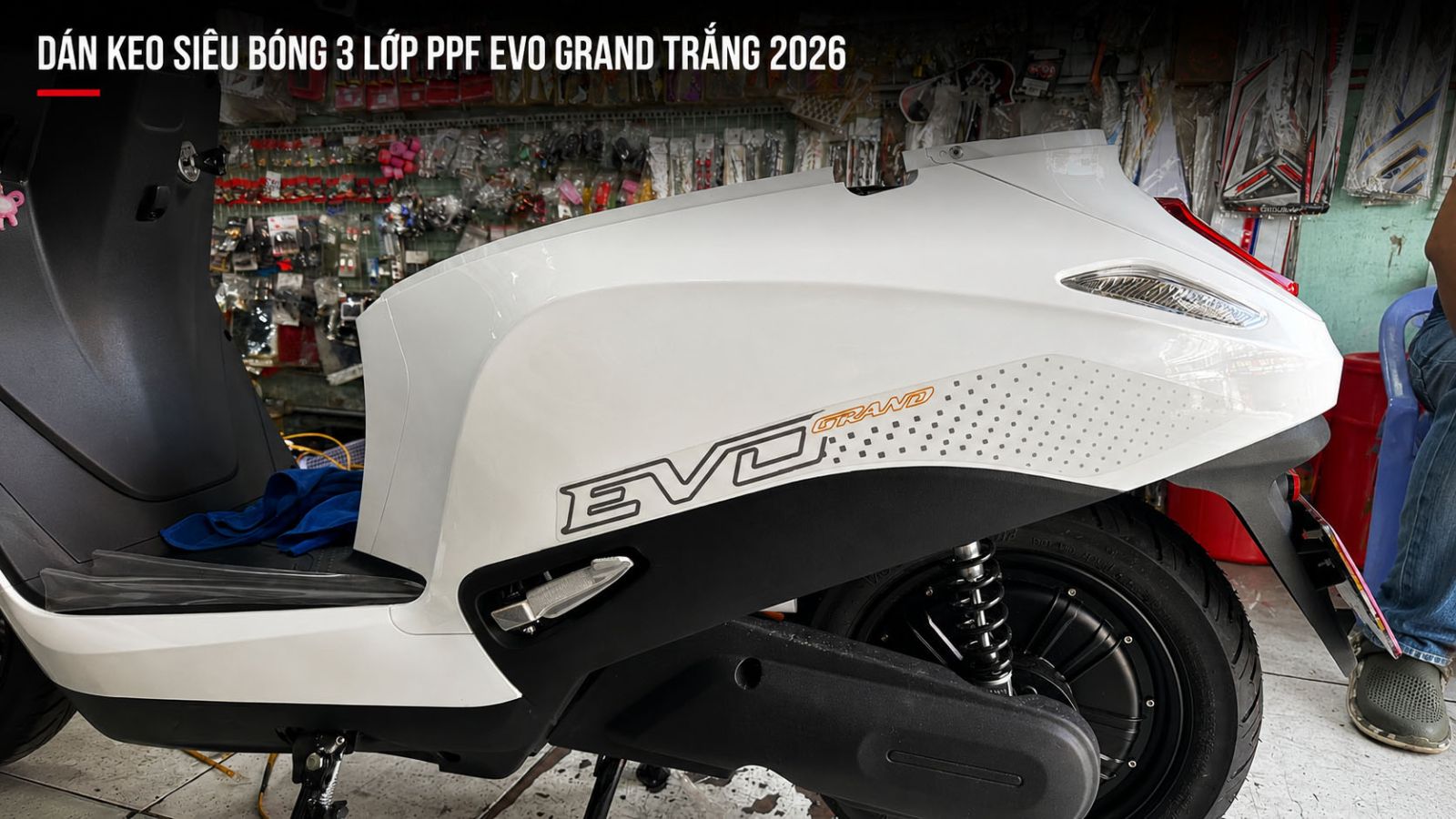 Dán keo siêu bóng 3 lớp PPF xe máy điện VinFast EVO GRAND trắng 2026