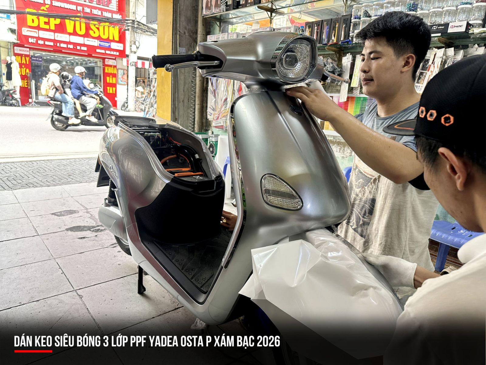 Dán keo siêu bóng 3 lớp PPF xe máy điện Yadea Osta P xám bạc 2026