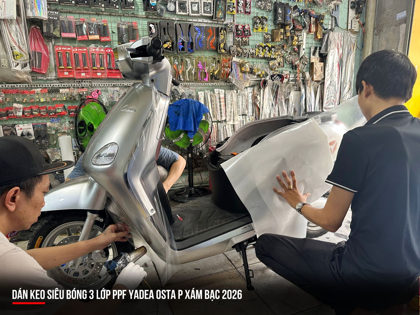 Dán keo siêu bóng 3 lớp PPF xe máy điện Yadea Osta P xám bạc 2026